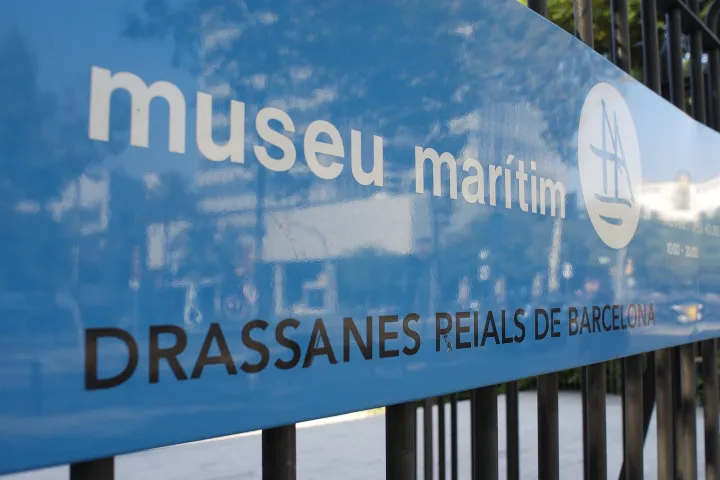 El cartel azul del Museo Marítimo, subtitulado Drassanes Reials de Barcelona, en la reja de entrada