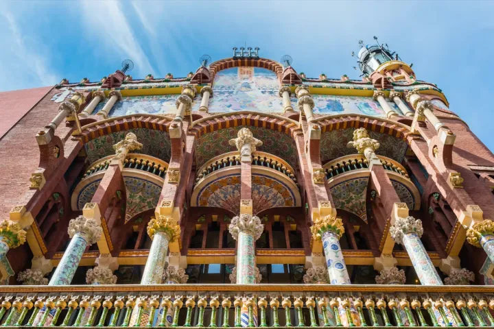 Palau de la Música Catalana, Die Fassade aus roten Ziegeln