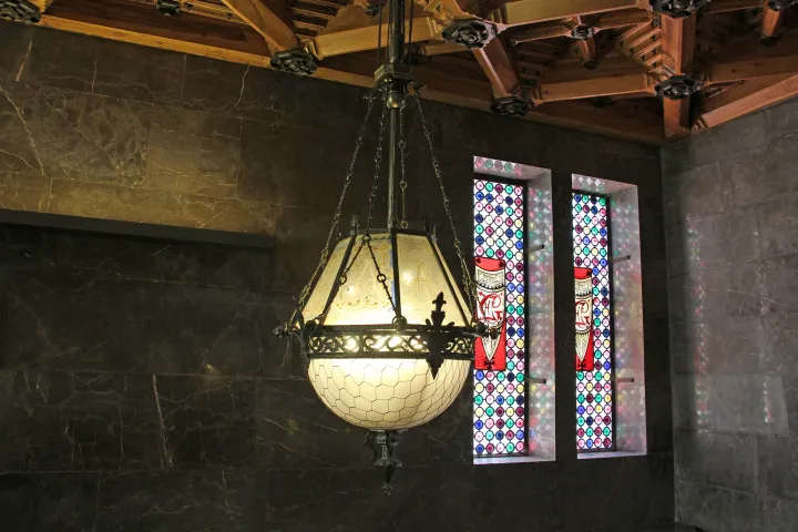 Ein Raum der privaten Wohnungen im Palau Güell, Marmorkamin und Fliesenfries mit Blumenmuster