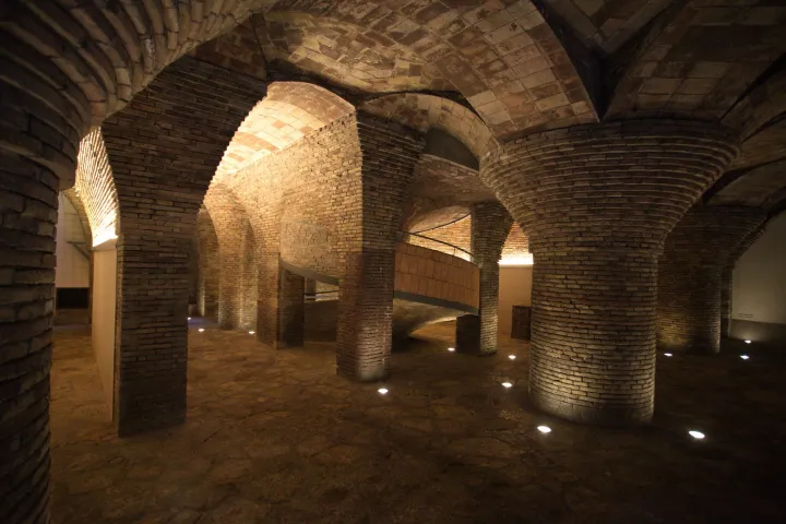Die alten Stallungen im Untergeschoss des Palau Güell, Ziegelgewölbe getragen von breiten Pilzsäulen