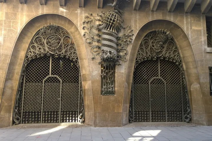 Die beiden großen parabolischen Torbögen des Palau Güell, verschlossen mit schmiedeeisernen Gittern