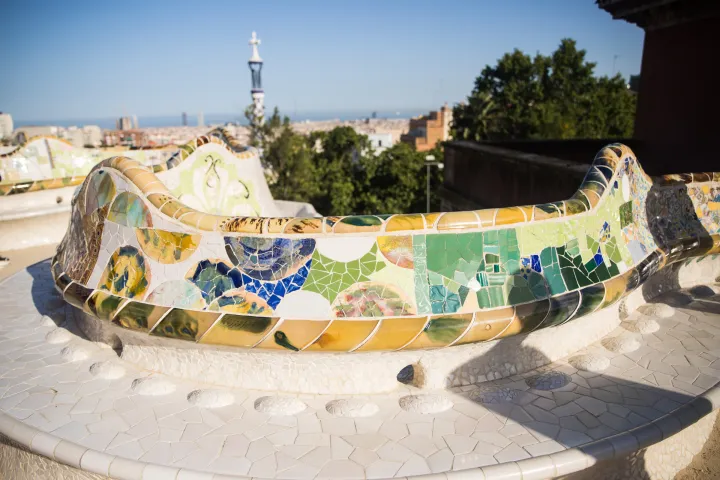La panchina ondulata ricoperta di trencadís che circonda la piazza della Natura, con Barcellona sullo sfondo