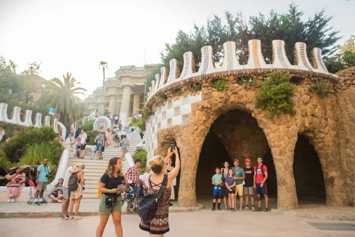 La scalinata monumentale del Parc Güell e la sala ipostila, viste dall'ingresso