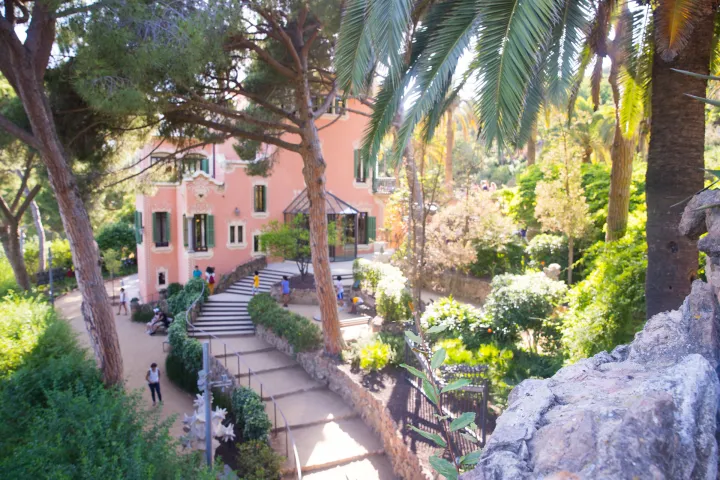 La casa rosa dove Gaudí ha vissuto per quasi vent'anni, vista dai sentieri del parco