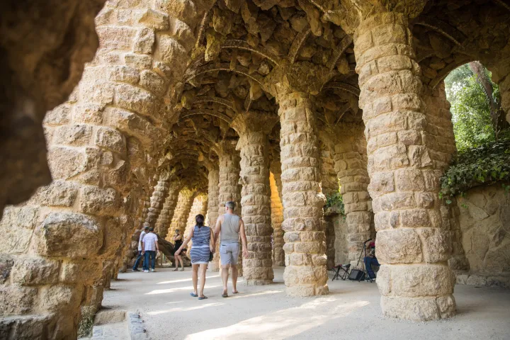 Il portico della Lavandaia al Parco Güell, con le sue colonne di pietra inclinate che formano un'onda