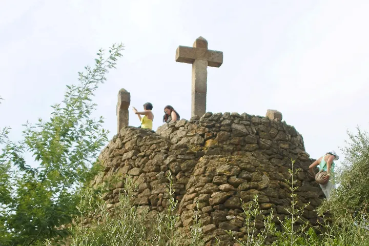 Il colle del Calvari e la sua croce di pietra, in cima alla zona boschiva ad accesso libero del Parc Güell