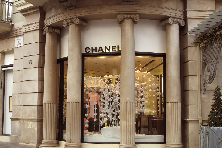 El escaparate de una boutique de lujo en la esquina del Passeig de Gràcia y del Carrer de València