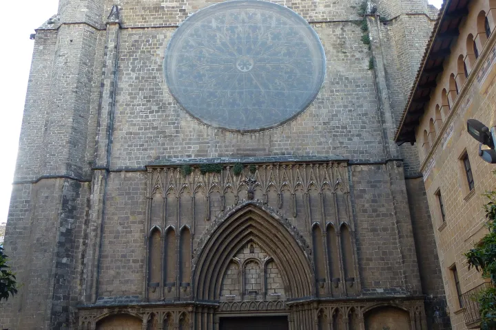 La fachada gótica de Santa Maria del Pi y su inmenso rosetón, sobre el portal de la plaza del Pi