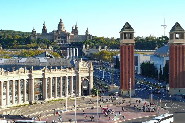 As duas torres venezianas da Praça de Espanha, com o Palau Nacional ao fundo