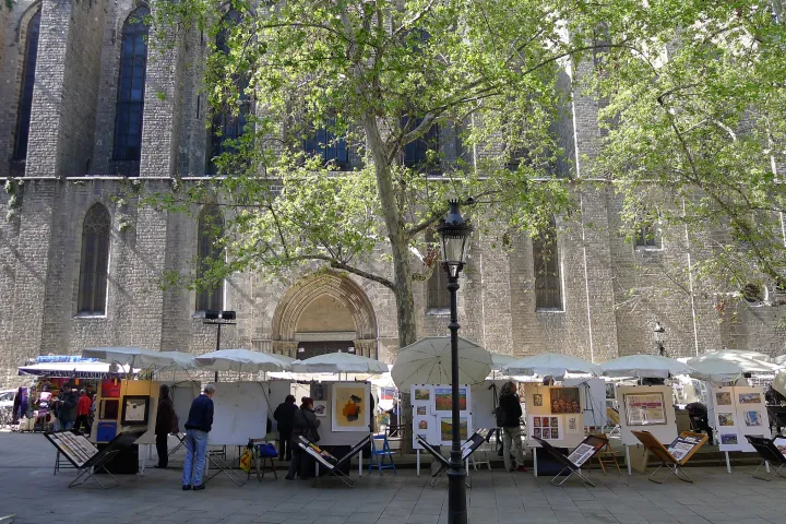 Les peintres exposent leurs toiles le long du mur de Santa Maria del Pi, sur la Plaça de Sant Josep Oriol un jour de marché