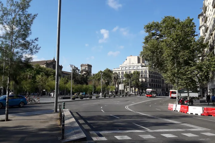 A Praça Universitat em Barcelona, ladeada pelo edifício histórico da universidade