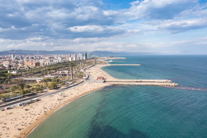 A praia de Nova Icària vista do céu, com seus quebra-mares e a orla marítima de Poblenou