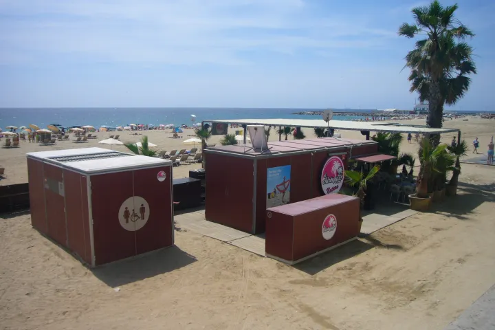 Los módulos de servicio, la palmera y la arena de la playa de la Nova Mar Bella