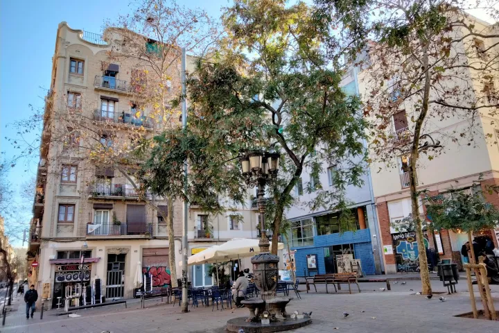 A fonte e os terraços da Praça del Sortidor, no coração do Poble-sec