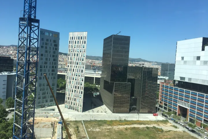 Las torres de oficinas contemporáneas del 22@, con las grúas del barrio en construcción