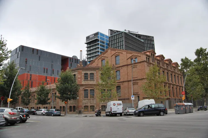 La antigua fábrica Ca l'Aranyó de ladrillo y, detrás, los edificios contemporáneos del campus de la Pompeu Fabra