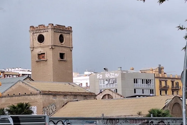 La torre y los tejados de la antigua fábrica Can Ricart, testigos del pasado industrial de Poblenou