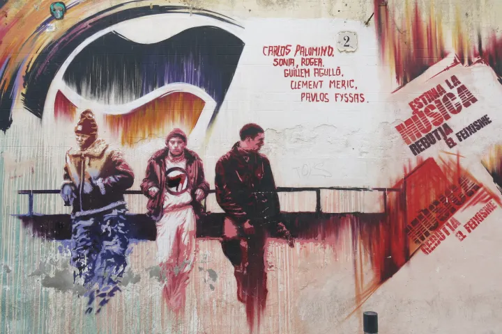 Un mural del artista Roc Blackblock en una pared de Poblenou