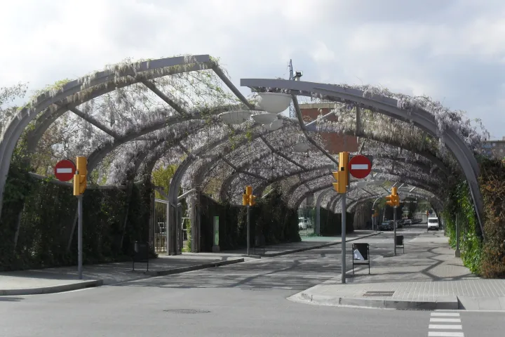 Las pérgolas cubiertas de plantas trepadoras del Parc del Centre del Poblenou, diseñado por Jean Nouvel