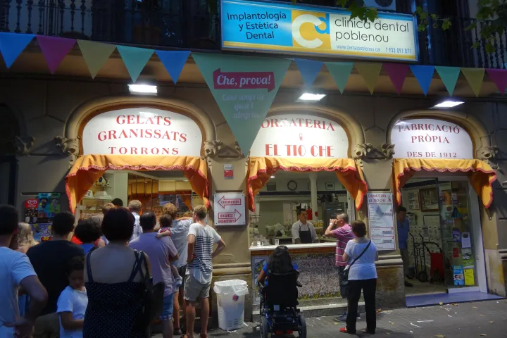 Los habitantes hacen fila frente a la horchatería El Tio Che, una institución de la Rambla del Poblenou
