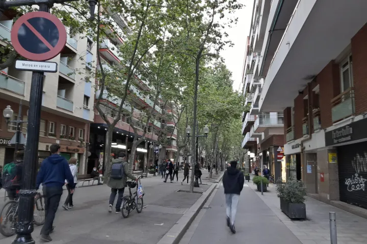 La Rambla del Poblenou: su paseo central sombreado, sus transeúntes y sus comercios