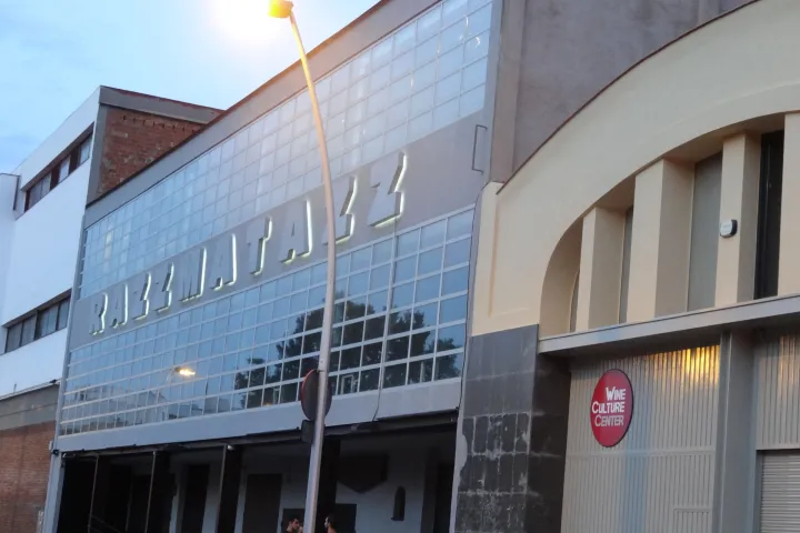 La fachada de la Sala Razzmatazz, sala de conciertos ubicada en un antiguo edificio industrial de Poblenou