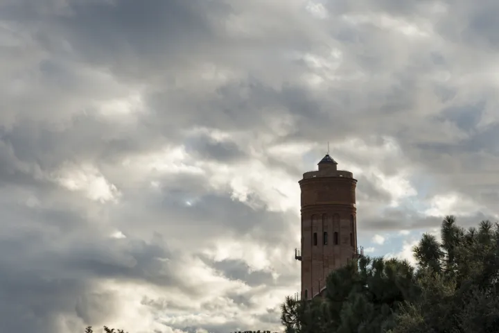 La Torre de las Aguas del Besòs, antiguo depósito de agua industrial de ladrillo en Poblenou