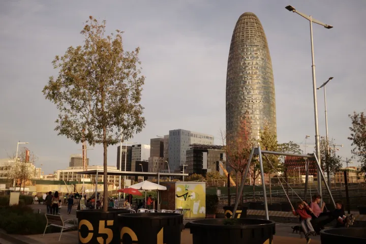 A Torre Glòries vista dos jardins da Plaça de les Glòries, na entrada do Poblenou