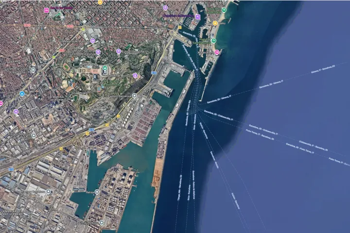 Vista de satélite do porto de Barcelona, do Port Vell ao Moll Adossat ao pé de Montjuïc, com as rotas das balsas para as Baleares, a Itália e Tânger