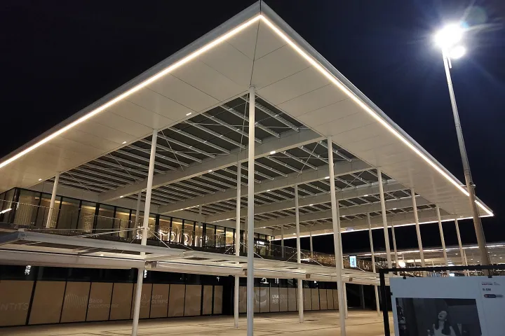 A grande pérgola iluminada do Moll de Gregal, no novo espaço gastronômico do Porto Olímpico