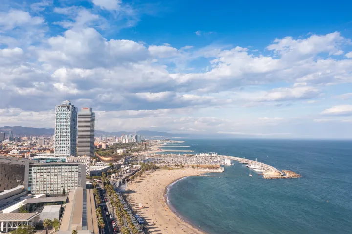 A orla marítima olímpica vista do céu: a praia de Somorrostro, a marina e as torres do Hotel Arts e da Torre Mapfre