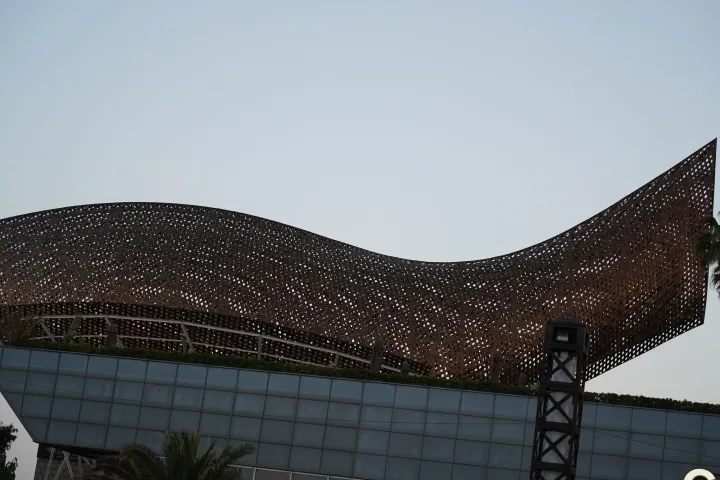A malha dourada do Peixe de Frank Gehry, vista de perto ao pé do Hotel Arts