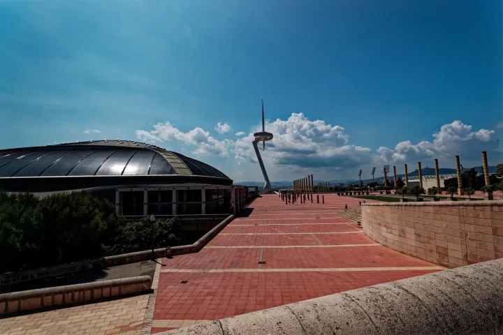 La explanada de la Anilla Olímpica, el Palau Sant Jordi a la izquierda y la torre de comunicaciones de Calatrava al fondo