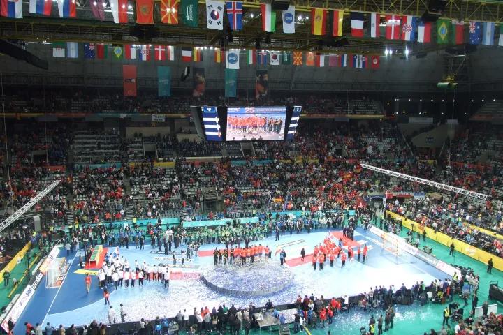 La gran sala del Palau Sant Jordi llena, sus gradas, sus banderas y el parquet de una final de balonmano