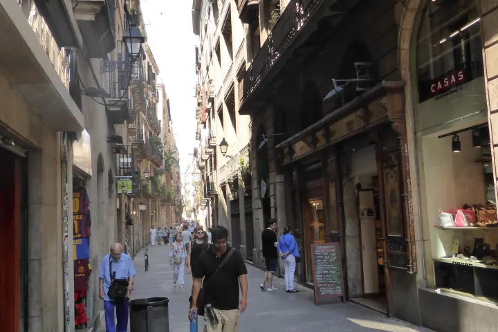 O Carrer dels Tallers, rua estreita e comercial na entrada do Raval