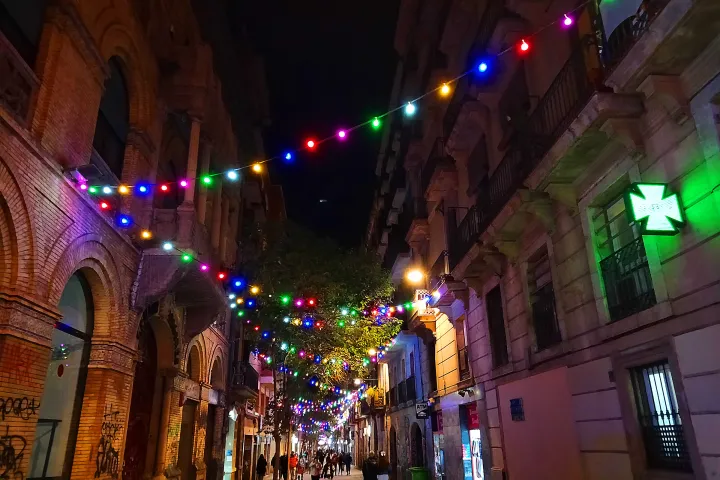 O Carrer de Joaquín Costa à noite, seus bares e suas luzes decorativas