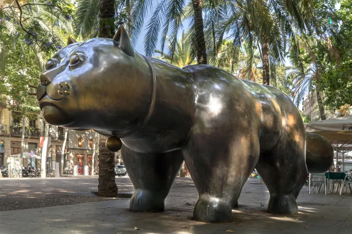 O Gato de bronze de Fernando Botero na Rambla del Raval, sob as palmeiras