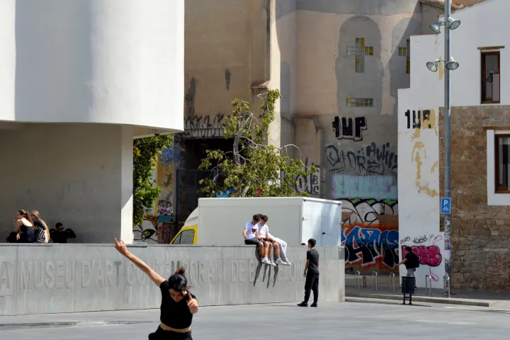 Uma skatista na esplanada da Plaça dels Àngels, em frente ao MACBA
