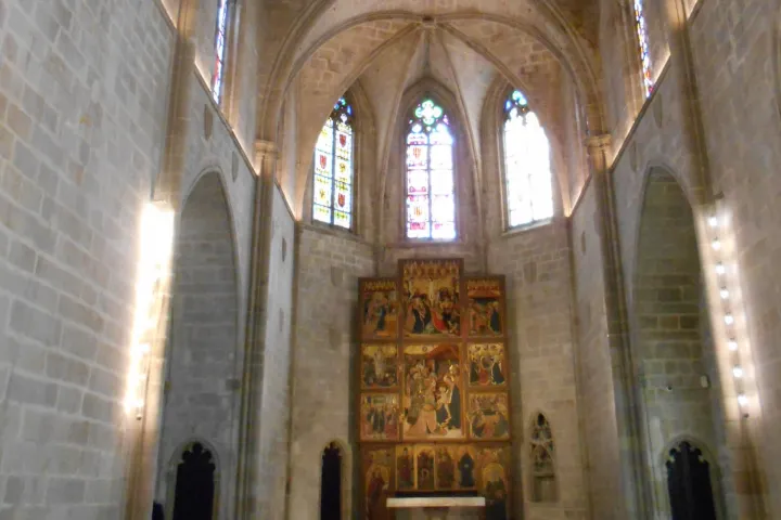 Le chevet de la chapelle Santa Àgata, son retable du Connétable peint par Jaume Huguet et ses verrières gothiques