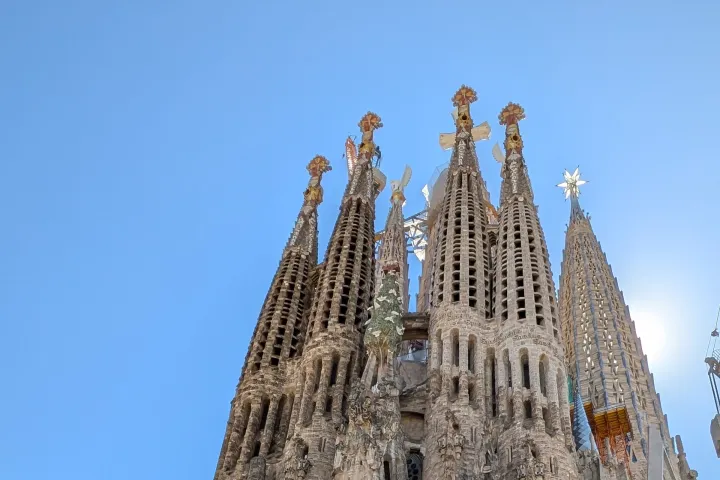 Las torres de la fachada del Nacimiento de la Sagrada Família y la estrella de la torre de la Virgen, vistas desde abajo