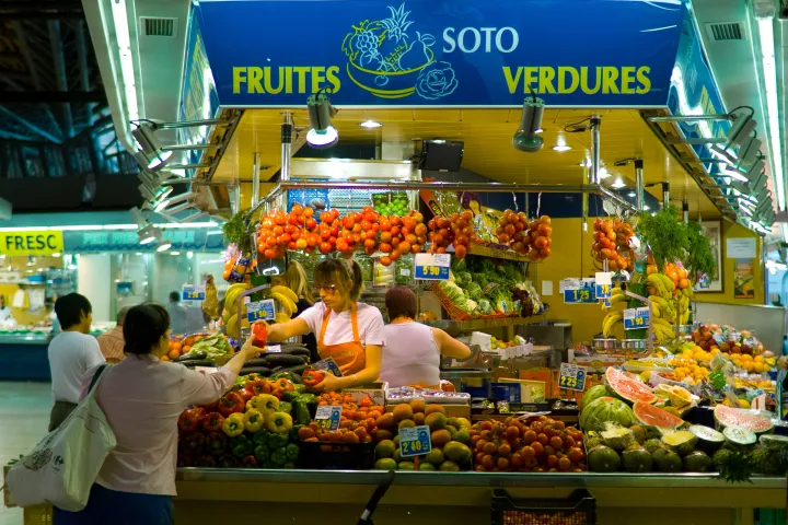 Un puesto de frutas y verduras del Mercado Santa Caterina y sus vendedoras