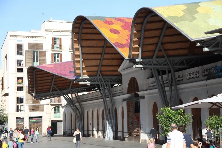 La toiture ondulée et colorée du Mercat Santa Caterina au-dessus des arcades de l’ancien marché