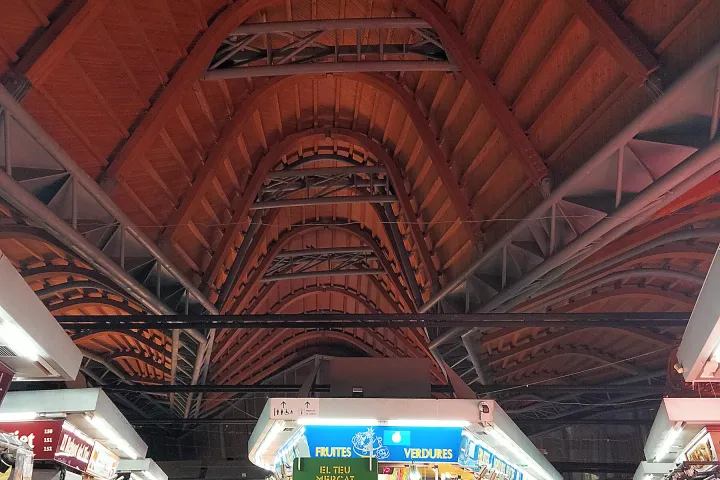 La estructura de madera y acero del Mercado Santa Caterina vista desde el interior, sobre los puestos