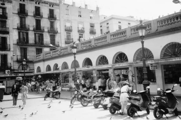 La fachada con arcadas del antiguo Mercado Santa Caterina, sus puestos y clientes, antes de la renovación de 2005