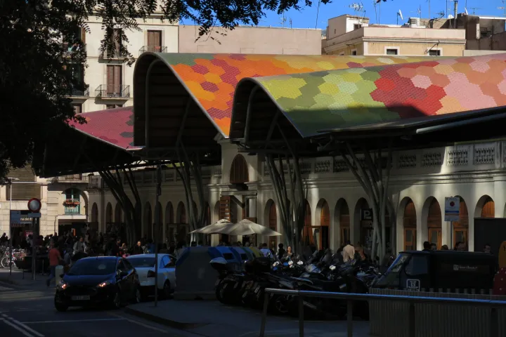 El techo de cerámica multicolor del Mercado Santa Caterina, visto desde la avenida Francesc Cambó