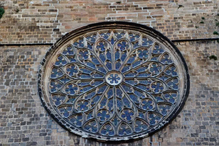 La grande rosace gothique de Santa Maria del Pi, sertie dans la façade de pierre de la basilique