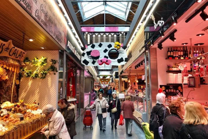 Eine Gasse des Lebensmittelmarkts Sant Antoni, gesäumt von Ständen unter dem Metallgerüst