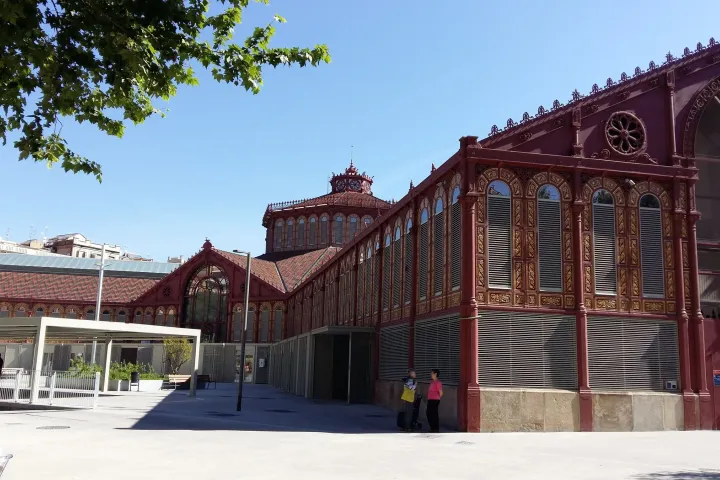 Zwei Flügel des Mercat de Sant Antoni, die sich im rechten Winkel treffen, mit der zentralen Kuppel darüber