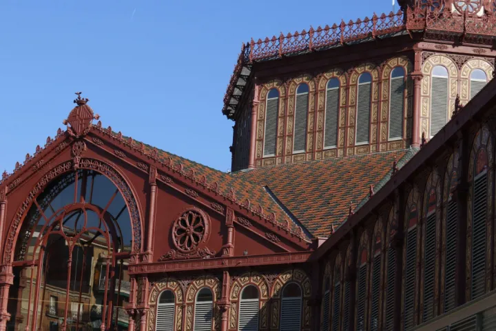 Der Giebel aus Gusseisen, die Rosetten und der Laternenturm des Mercat de Sant Antoni nach der Restaurierung