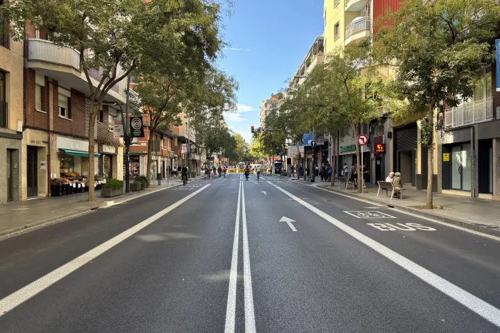 O Carrer de Sants, a longa rua comercial que atravessa o bairro de Sants